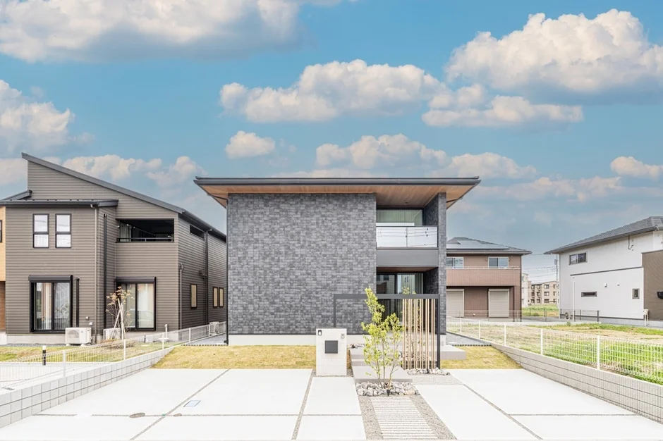 モダンなデザインの二階建て住宅