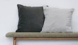 グレーのクッションが並ぶベンチ