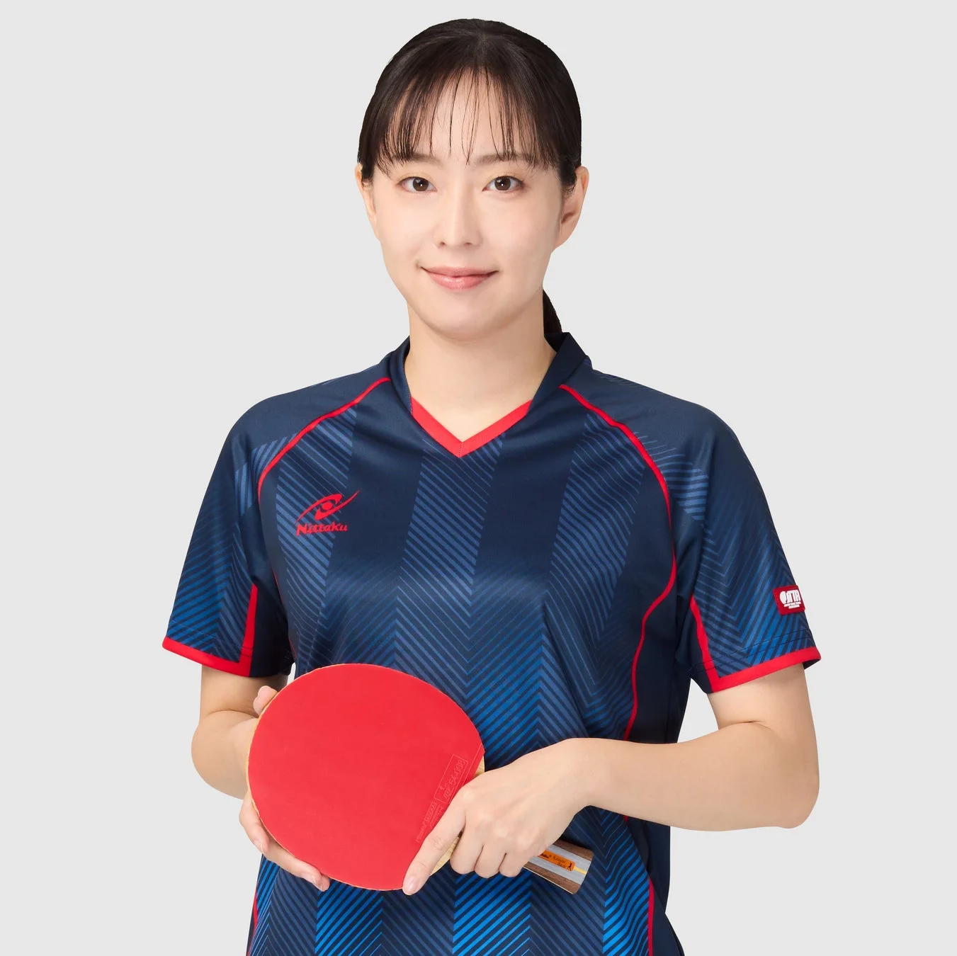 卓球ラケットを持った石川佳純さんのポートレート