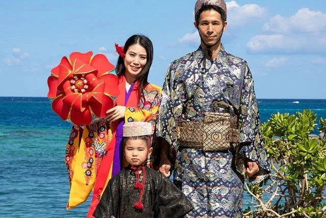 琉球衣装を身につけた家族