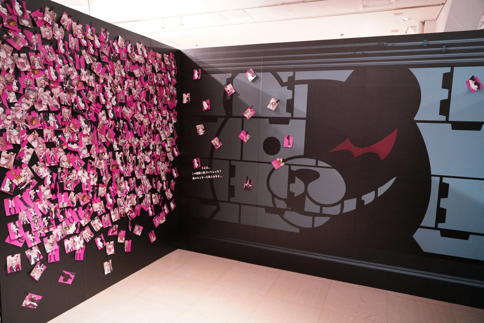 ピンクの壁とモノクマ