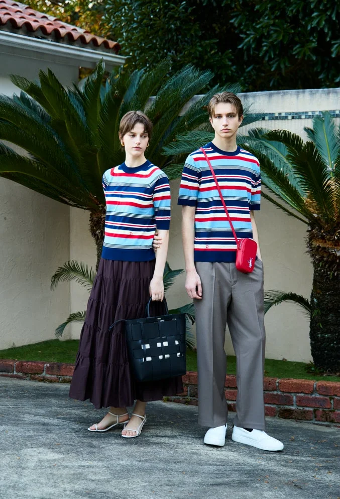 ボーダー柄のトップスを着用した男女