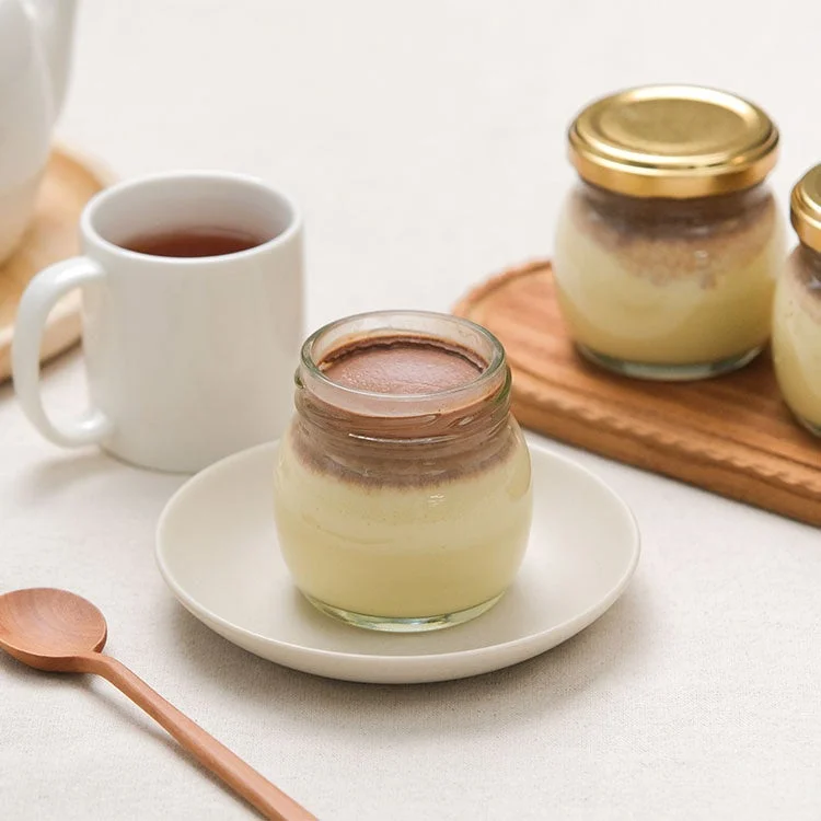 瓶入りプリン、紅茶のマグカップ、他のプリン