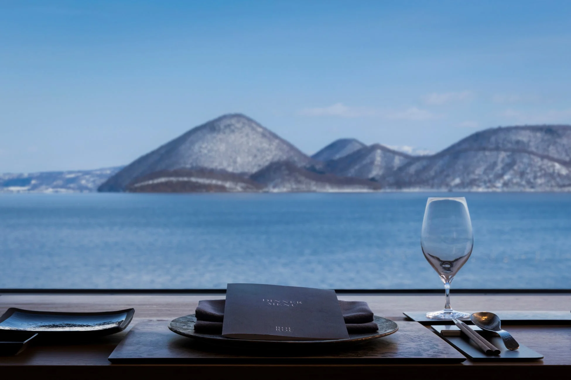 窓から湖と雪山を望むダイニング