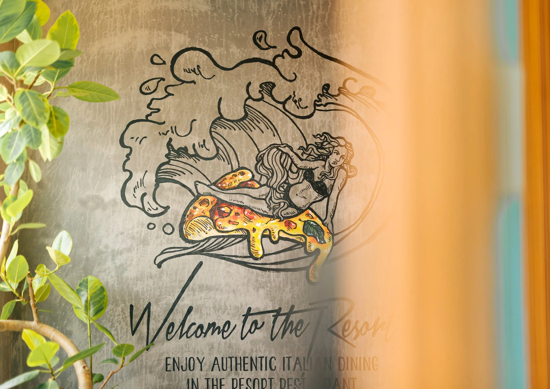 リゾートの壁に描かれた、人魚がピザを持つユニークな壁画