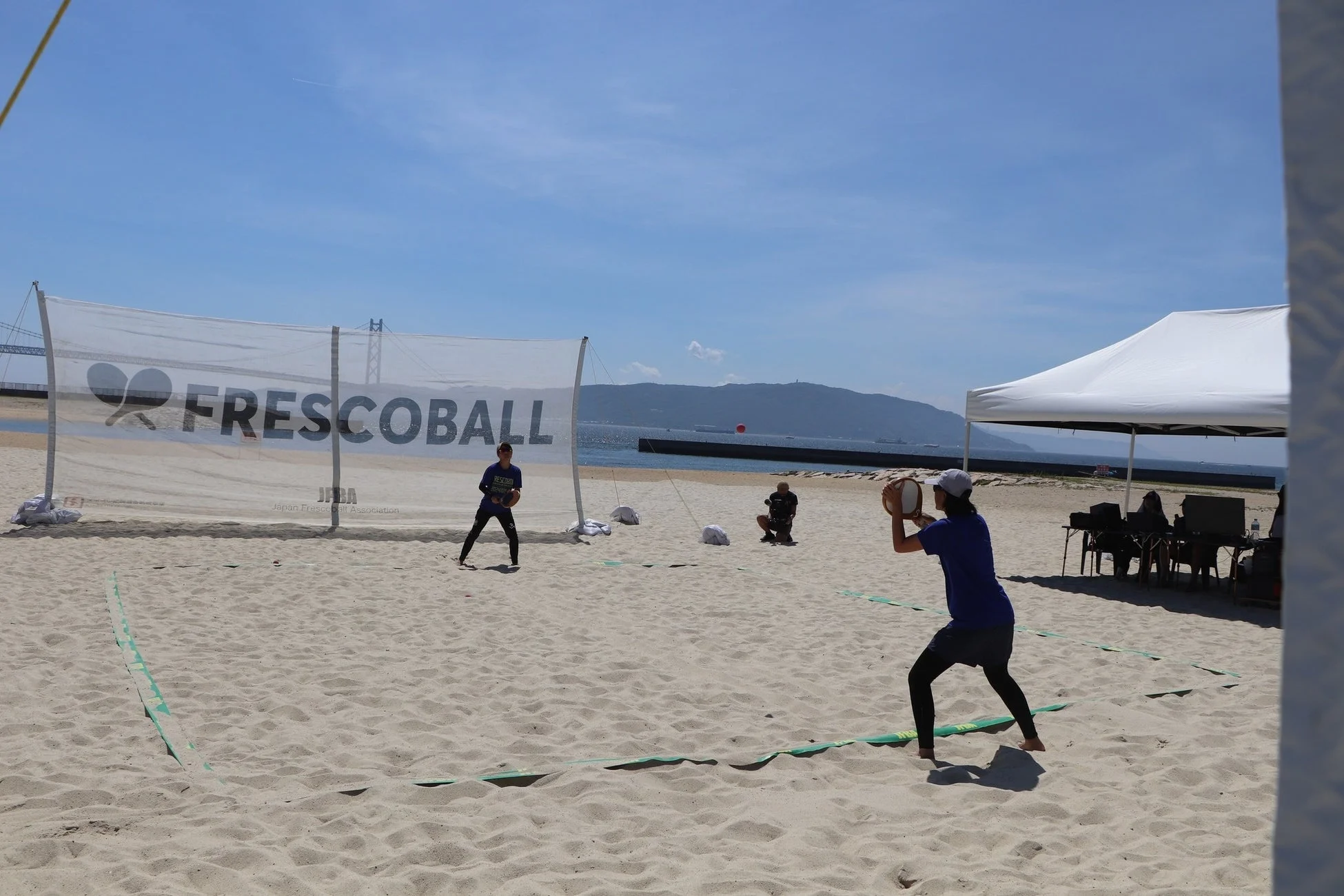 フレスコボールを楽しむ人々