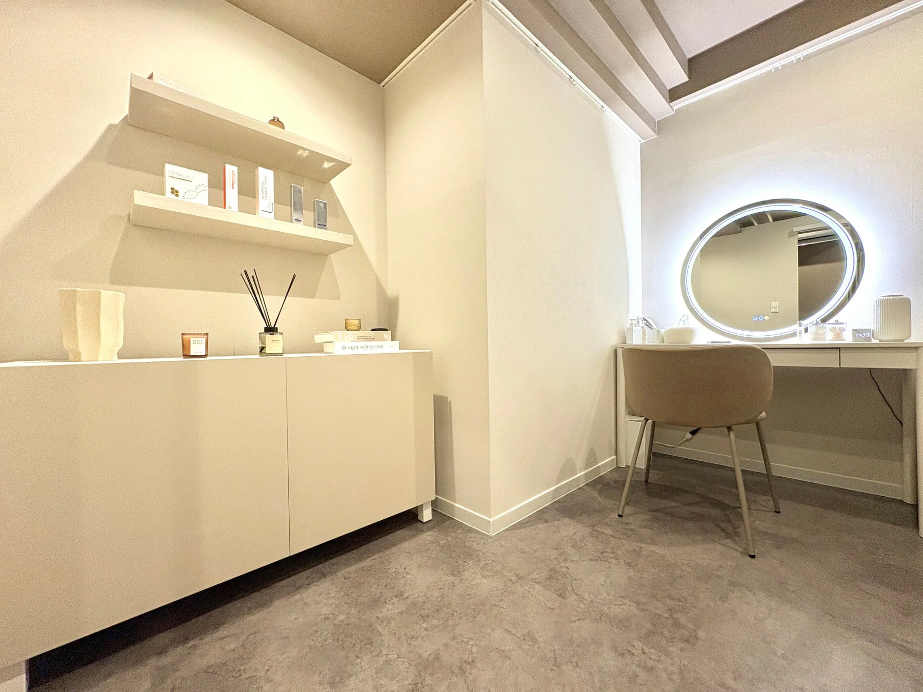 モダンで落ち着いた雰囲気のサロン内装