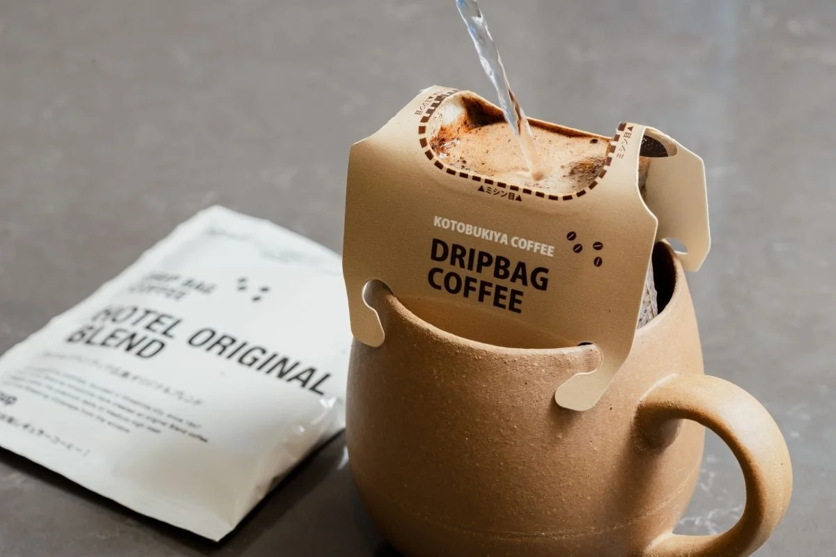 マグカップとドリップコーヒー