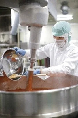 食品工場での製造風景