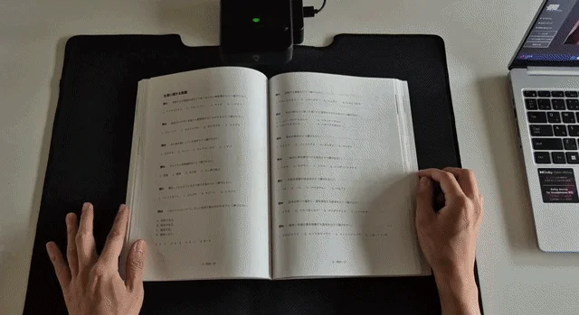 本をスキャンしている様子