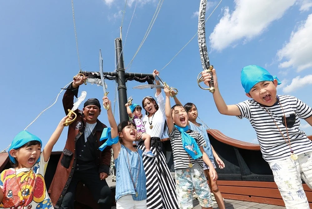 海賊の衣装を着て楽しむ人々