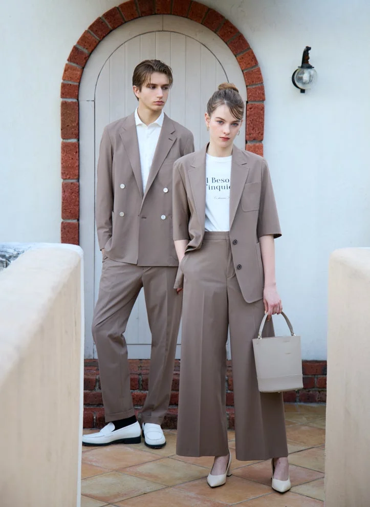 ベージュ系のスーツを着た男女