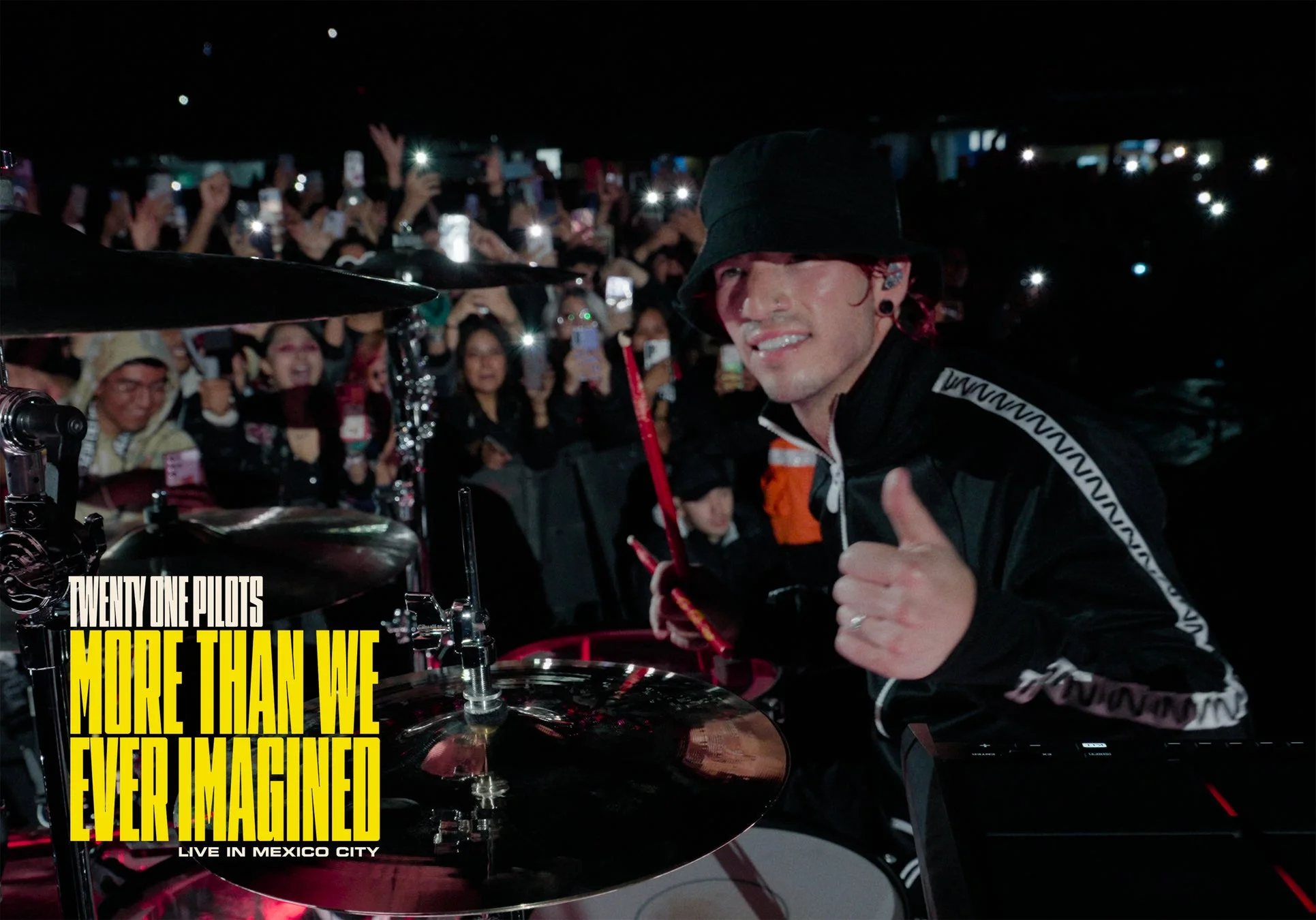 ライブ中のTwenty One Pilotsのドラマー