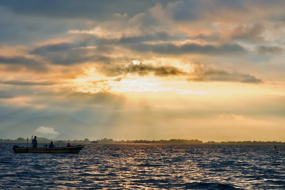 夕焼けの湖とボート