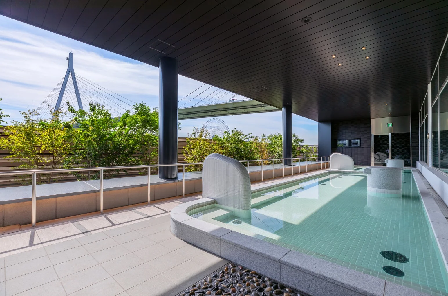 都会の景色を望む露天風呂