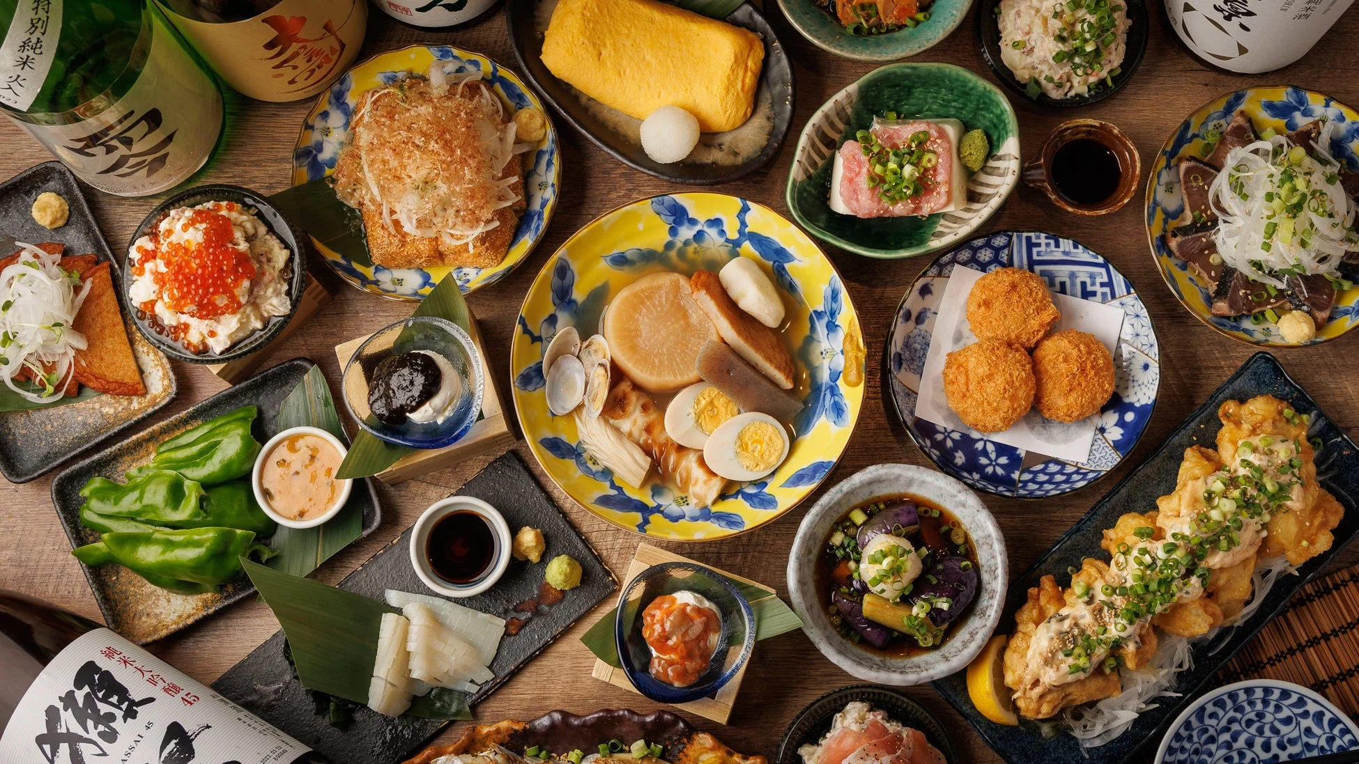 様々な和食と日本酒が並ぶテーブル