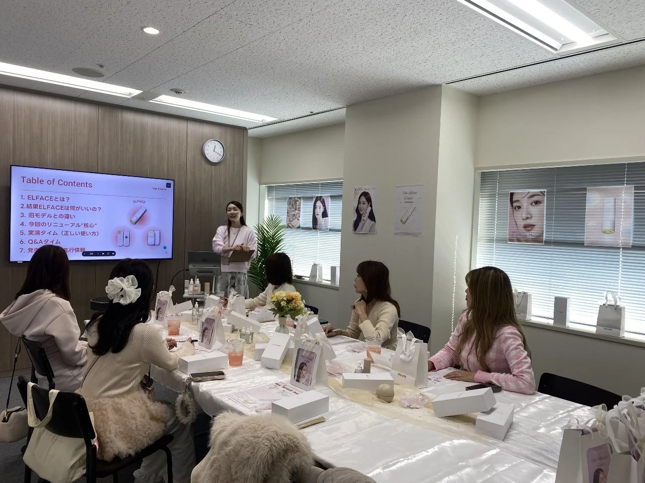 ELFACEのプレゼンテーションを行うK Village Meonブランドマネージャー