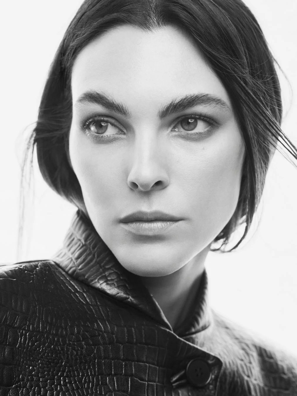 モノクロで撮影された女性のポートレート。黒いレザージャケットを着用し、視線はやや横を向いている。力強く洗練された表情が印象的な一枚です。