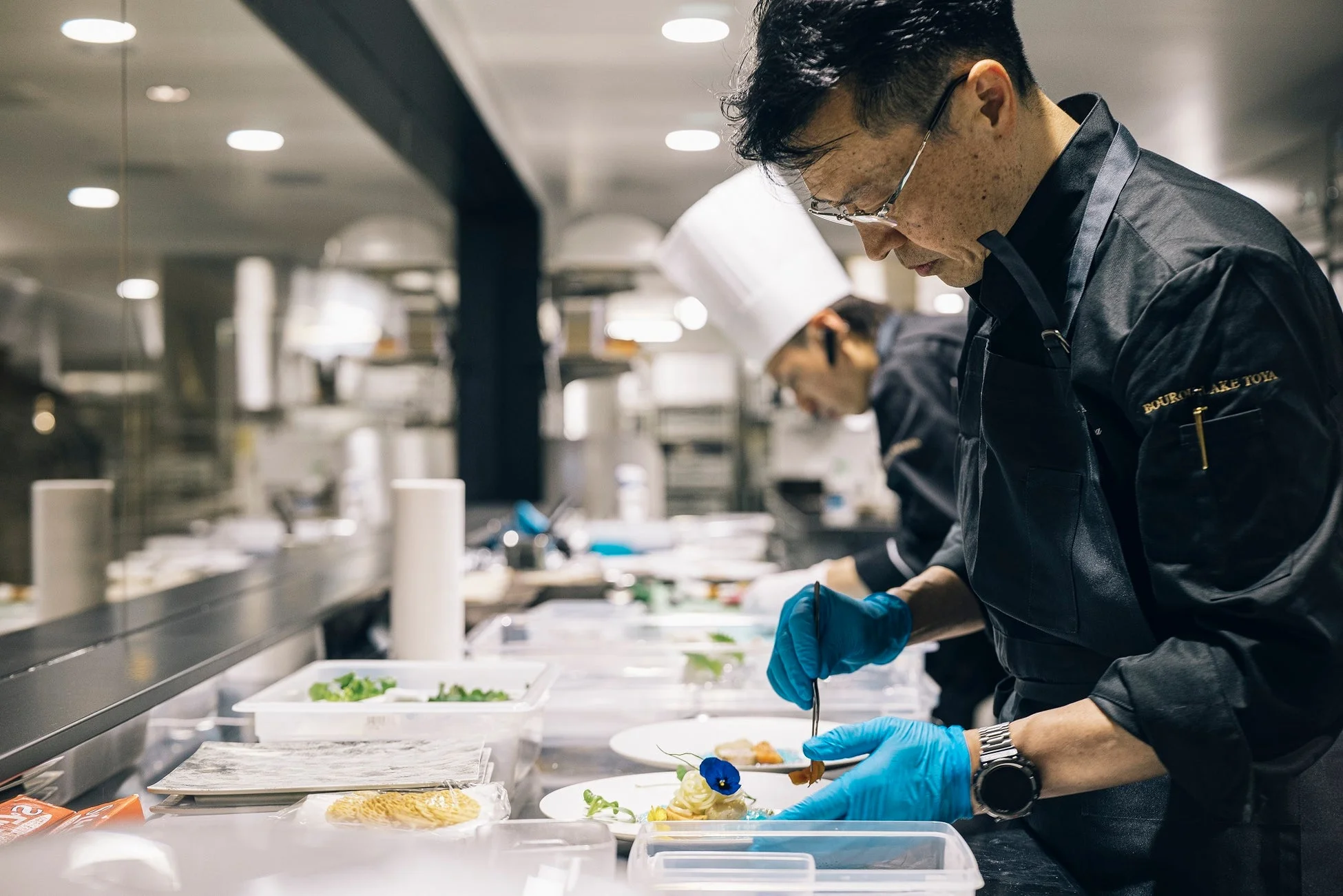 シェフが料理を盛り付けている様子