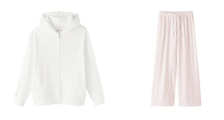 白いパーカーとライトピンクのパンツ