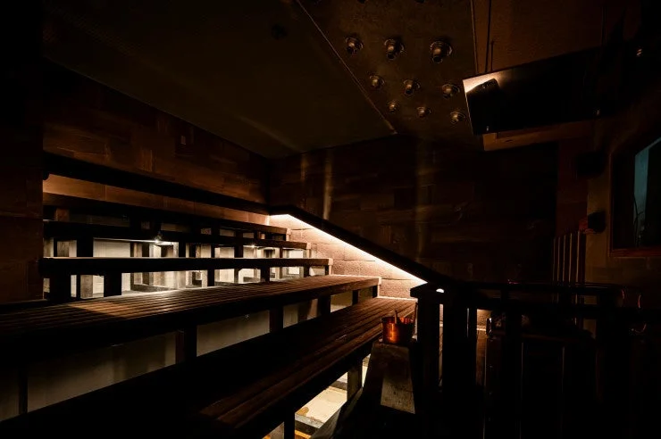 落ち着いた雰囲気のサウナ室