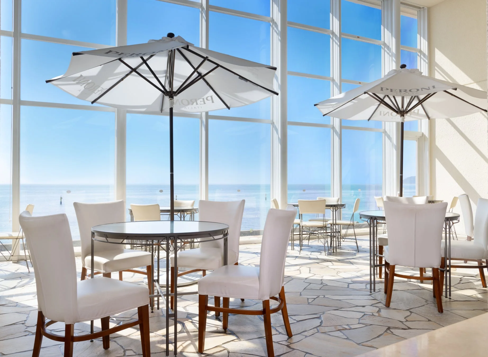 海を望むテラスカフェ