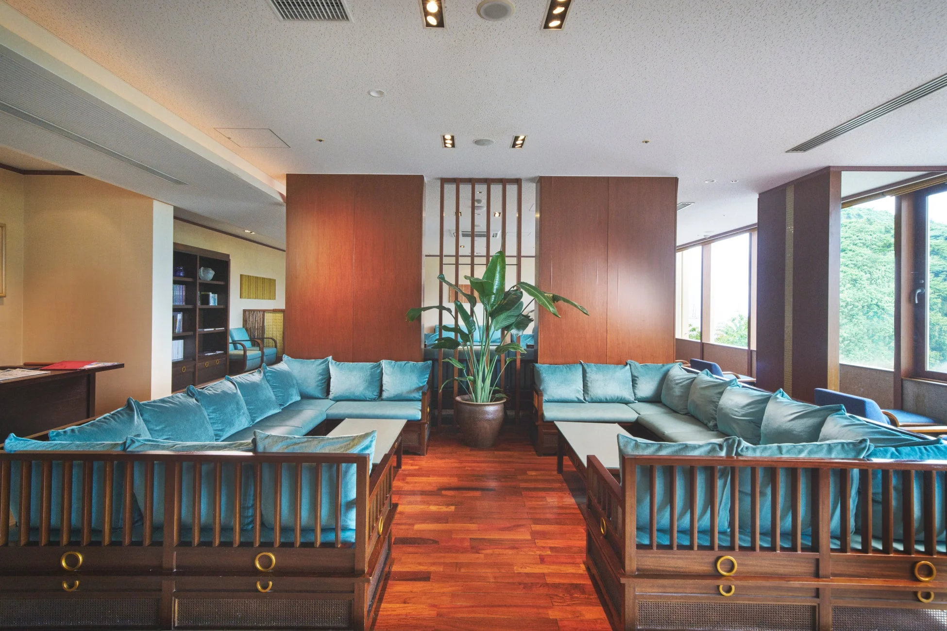 広々としたホテルラウンジ