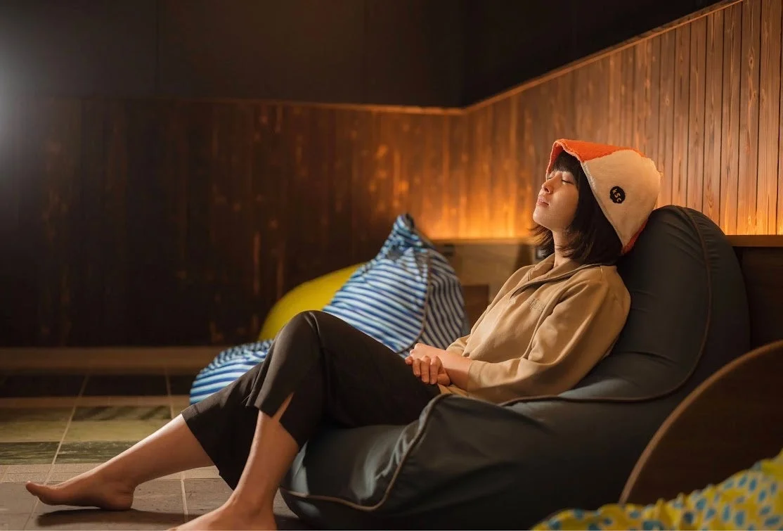 リラックス空間で休憩する女性