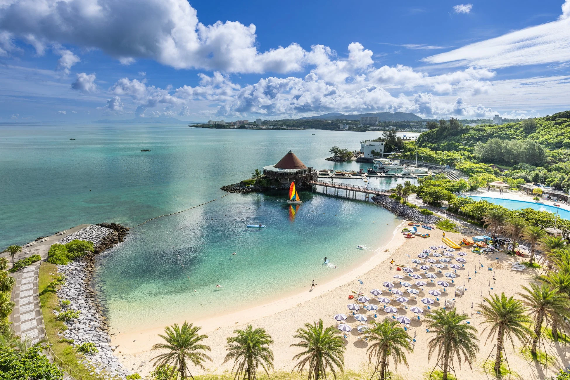 美しい青い海と白い砂浜が広がるリゾート地の空撮