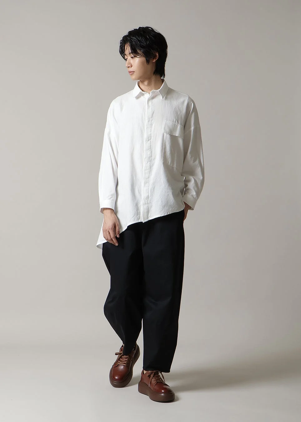 アースブラウン着用男性モデル