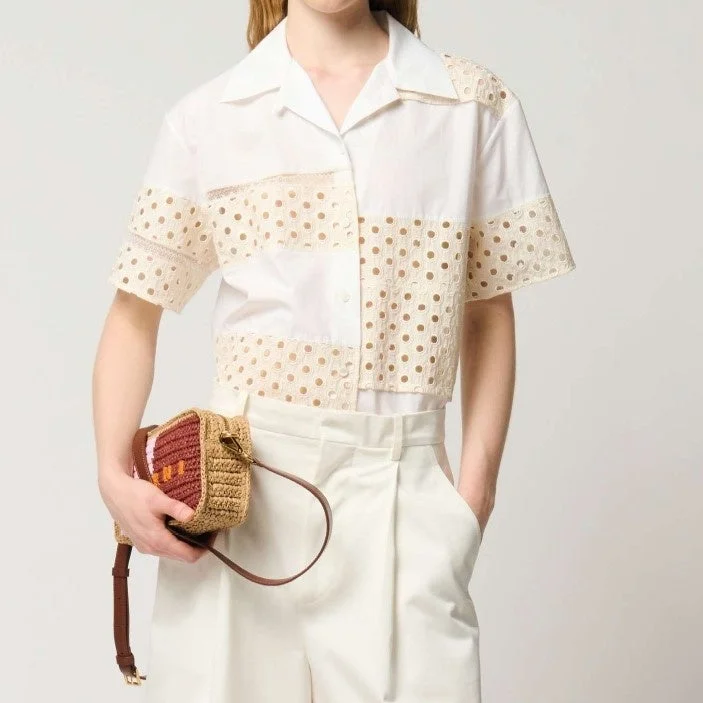 白いアイレットレースのショートスリーブシャツと白いパンツのコーディネート