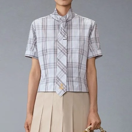 チェック柄の半袖シャツとプリーツスカートのコーディネート
