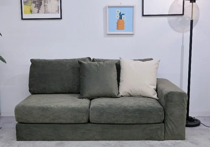 ソファとクッション、フロアランプ