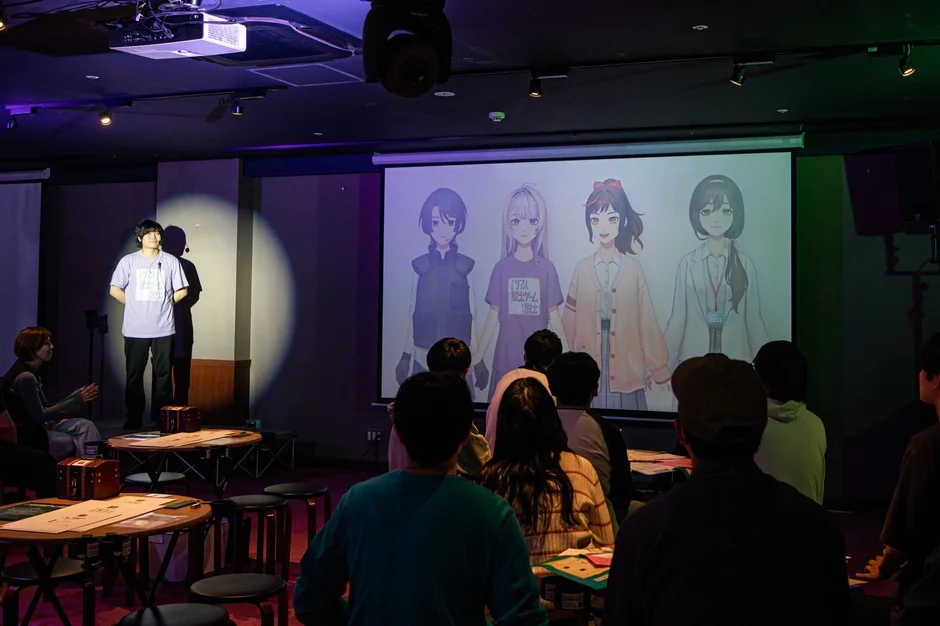 ステージ上でリアル脱出ゲームの発表が行われている様子