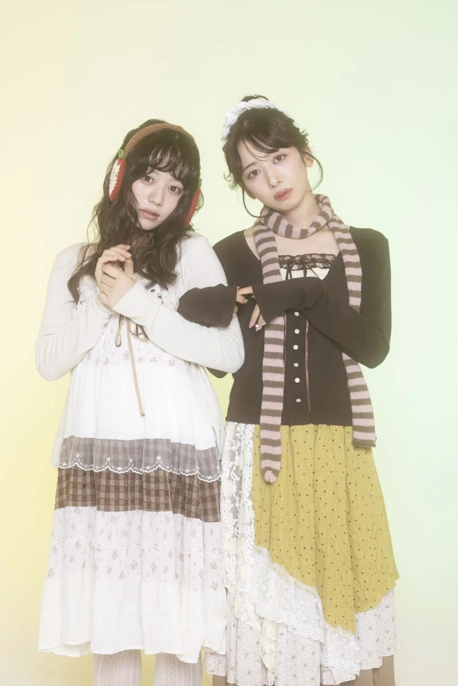 ガーリーなファッションに身を包んだ二人