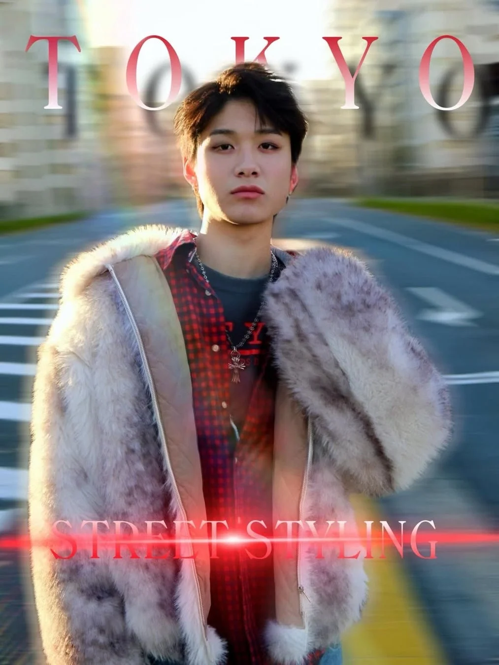 ファーコートとチェックシャツを着た若い男性が、都会のストリートでカメラを見つめています