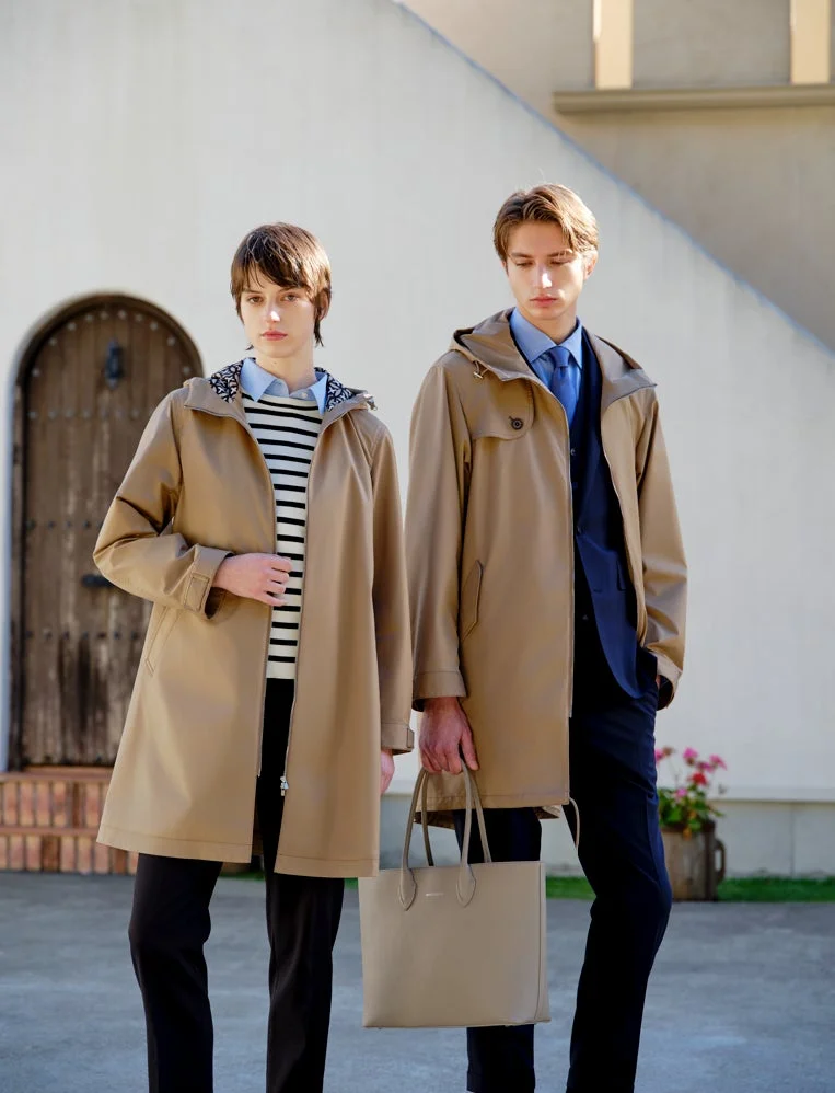 ベージュのフード付きコートを着た男女