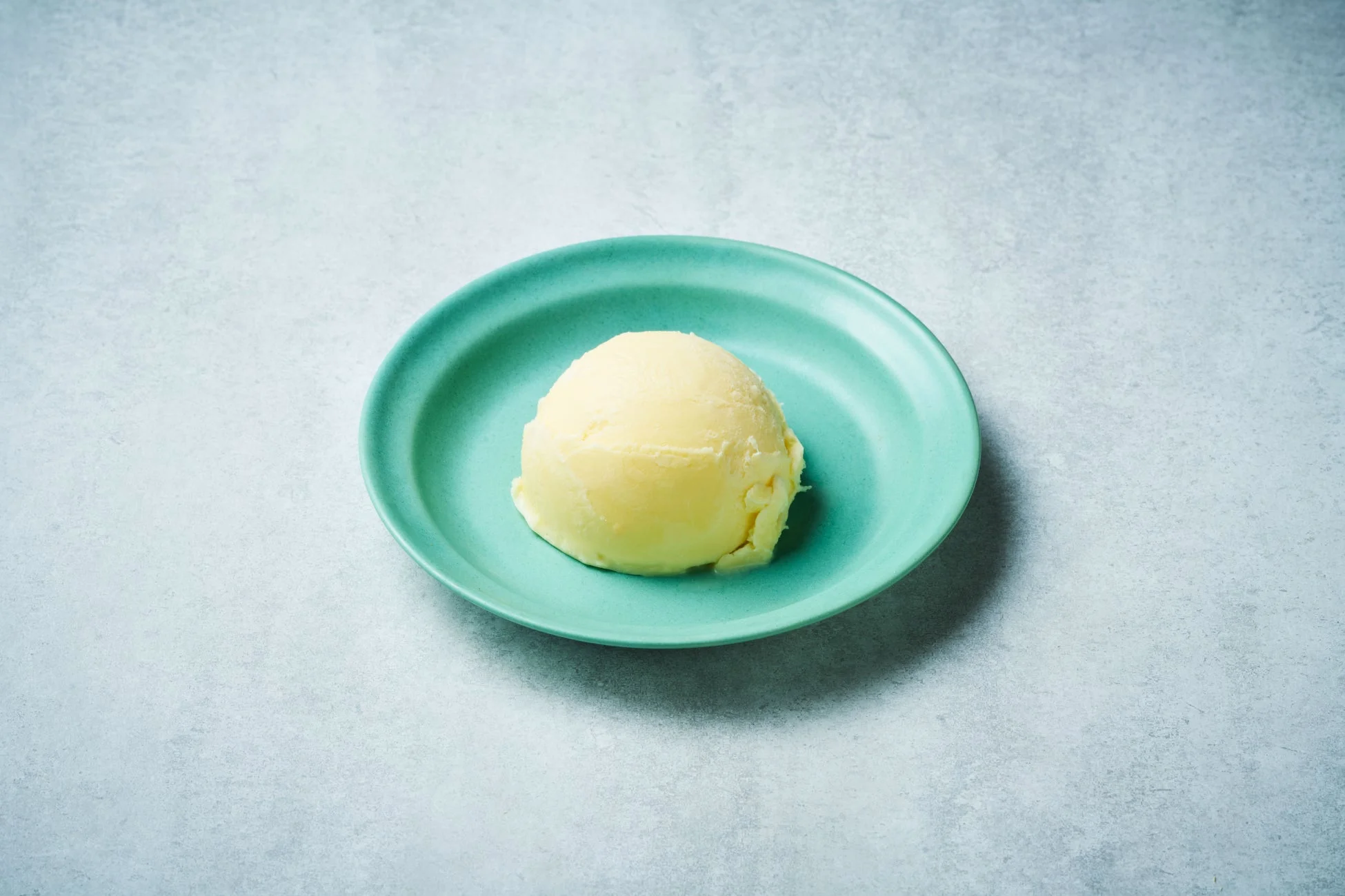 明るい黄色のバニラアイスクリームのスクープ