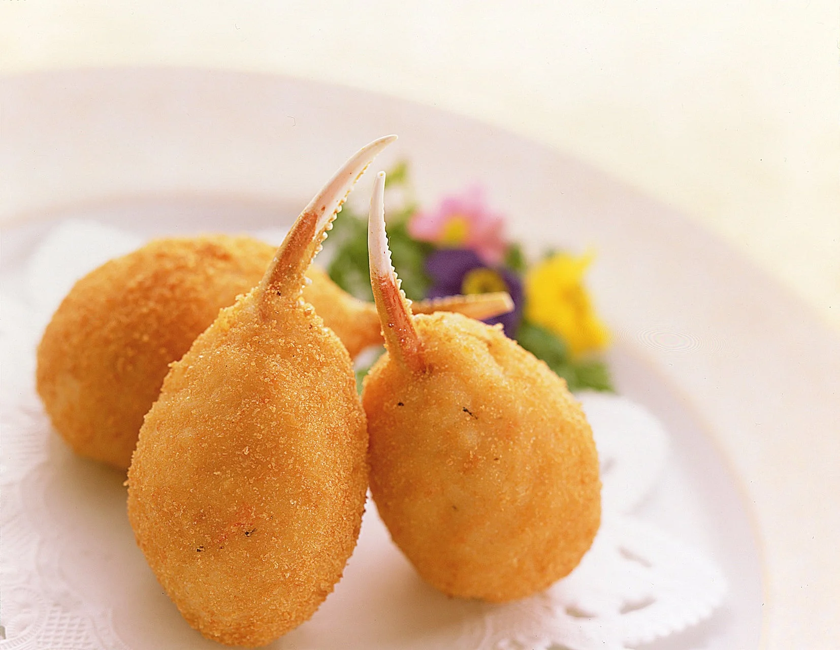 黄金色に揚げられたカニ爪フライ