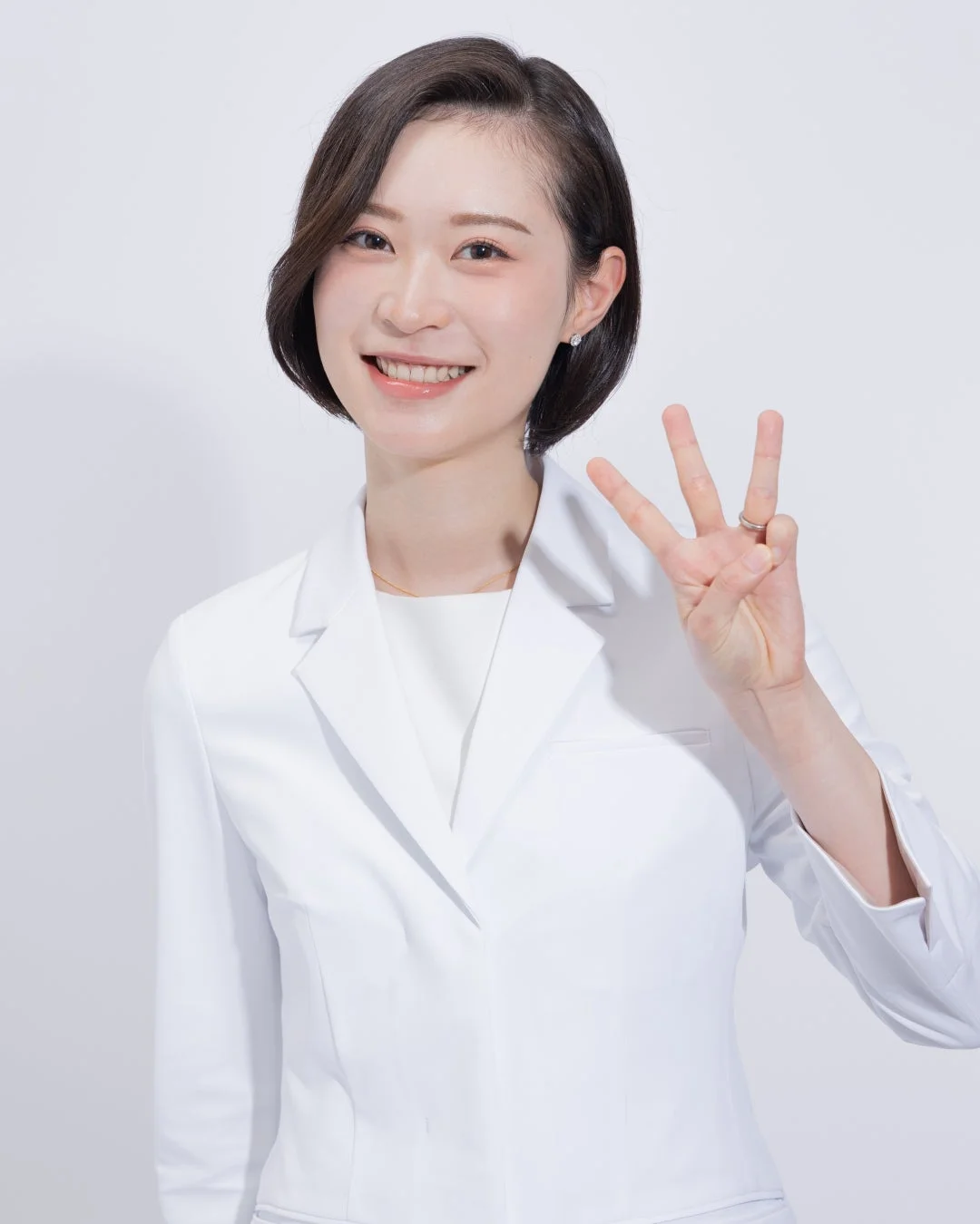 赤岩優妃医師、指差し