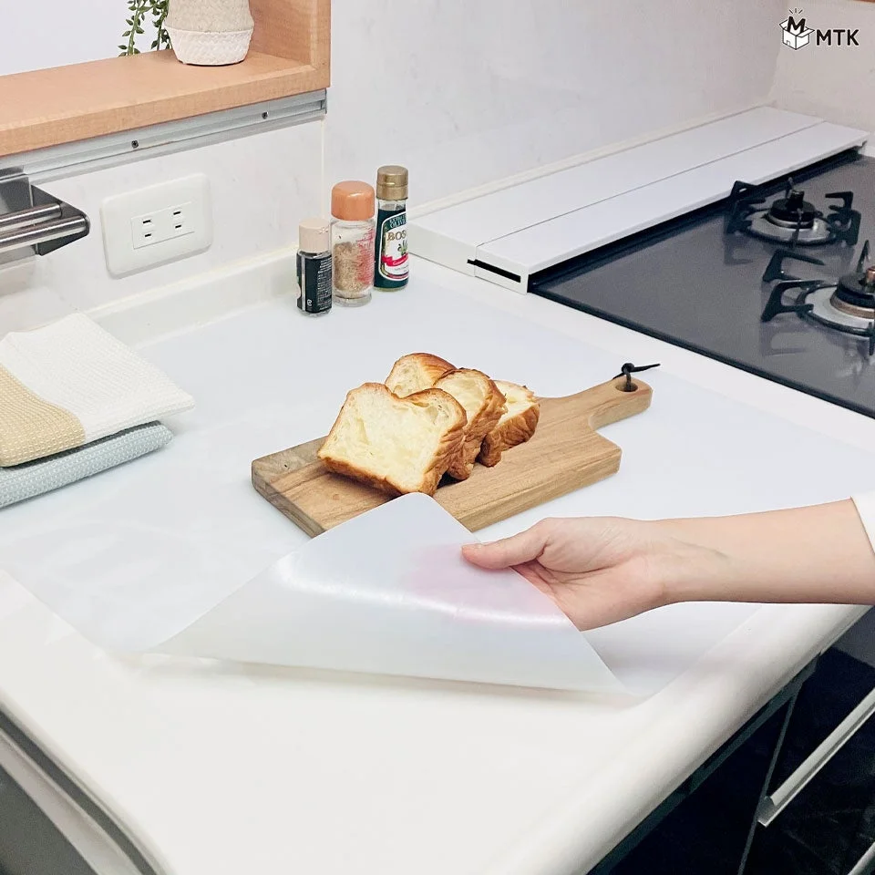 パンとまな板があるキッチンカウンター