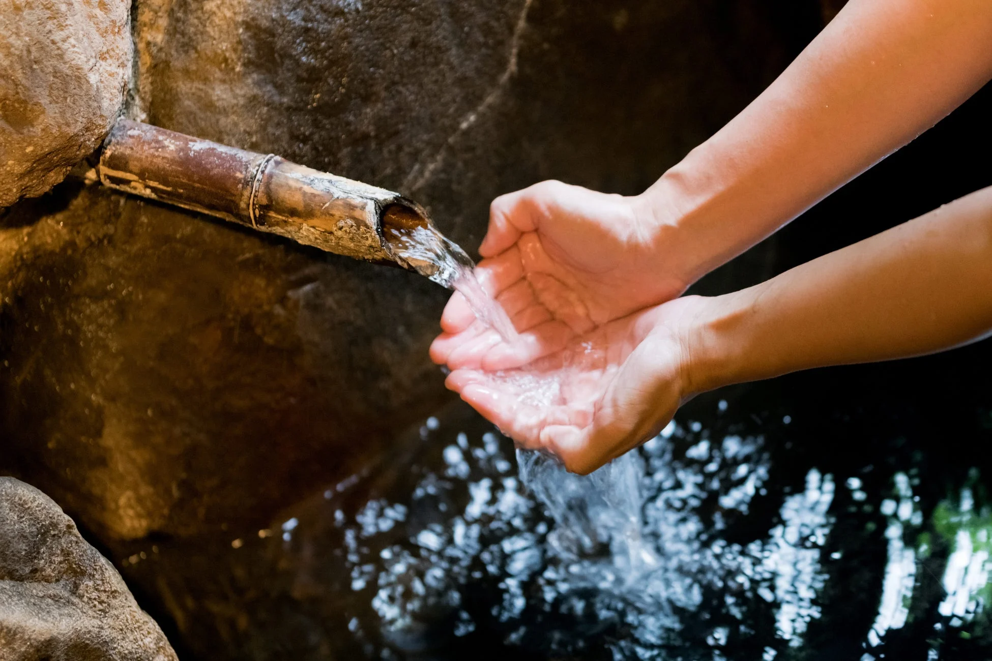 竹筒から流れる水