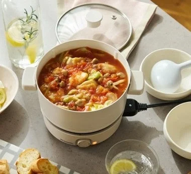 電気鍋で調理中の料理