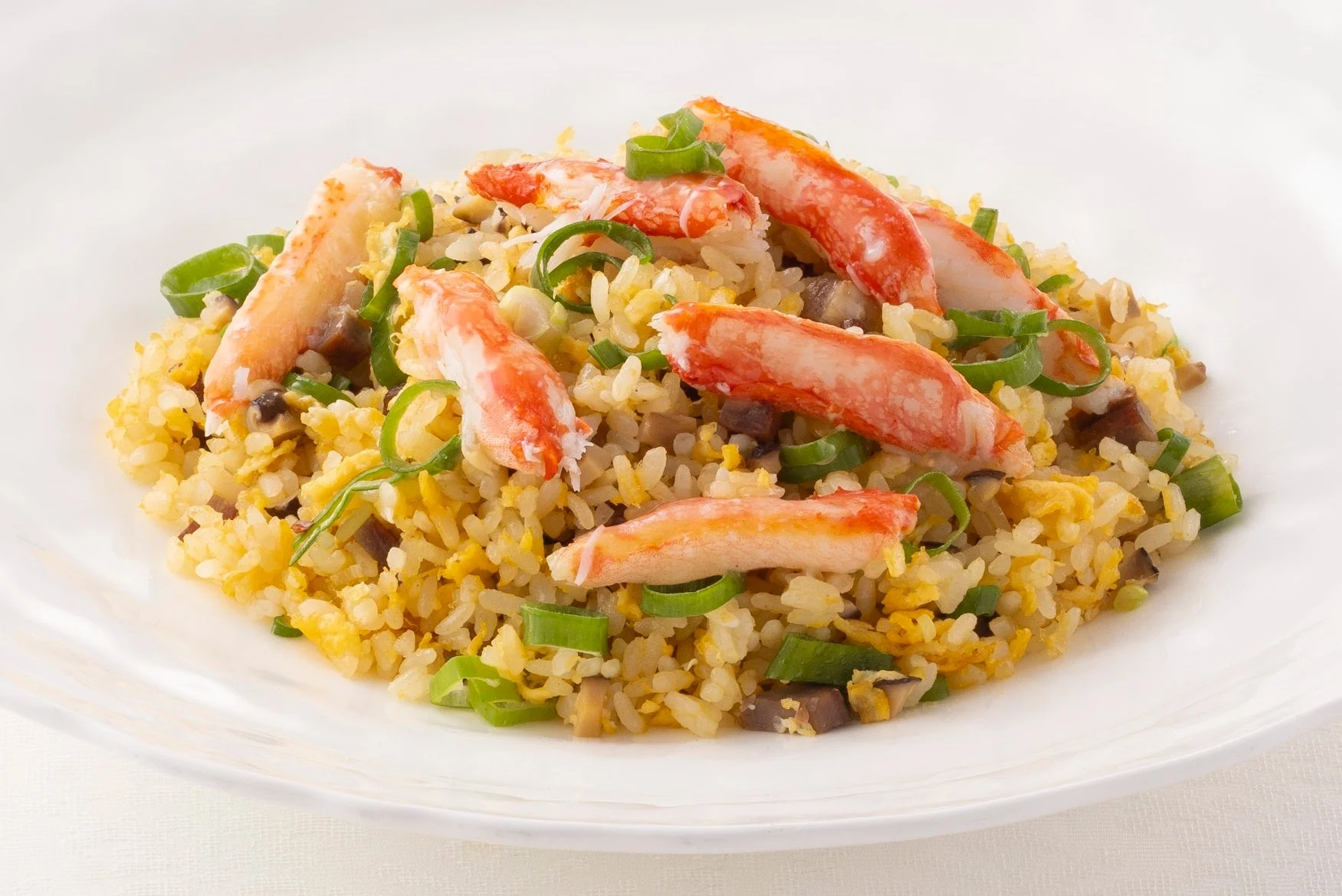 カニの身とネギが乗った彩り豊かなチャーハン