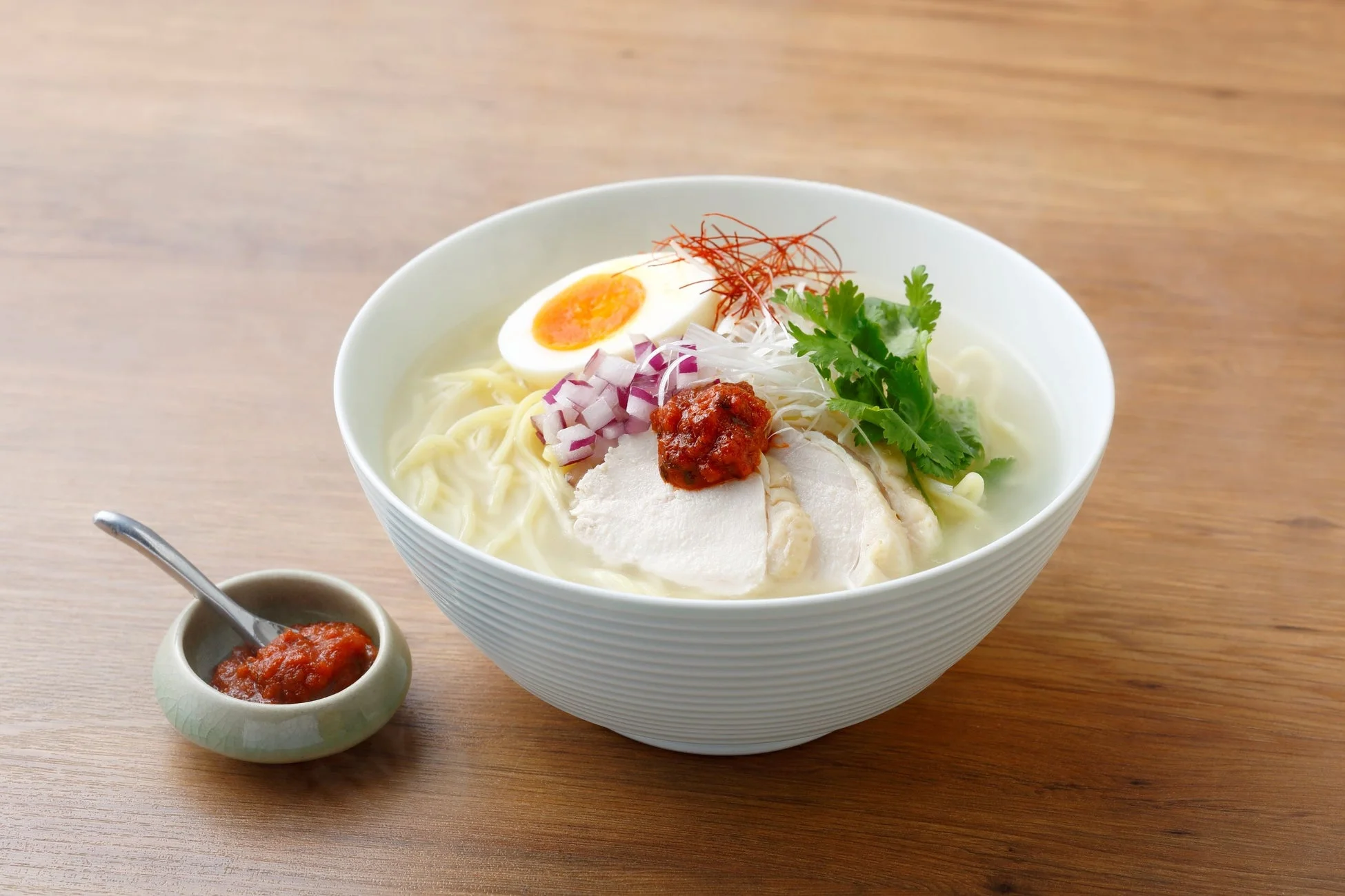 鶏肉とパクチーが乗ったラーメン