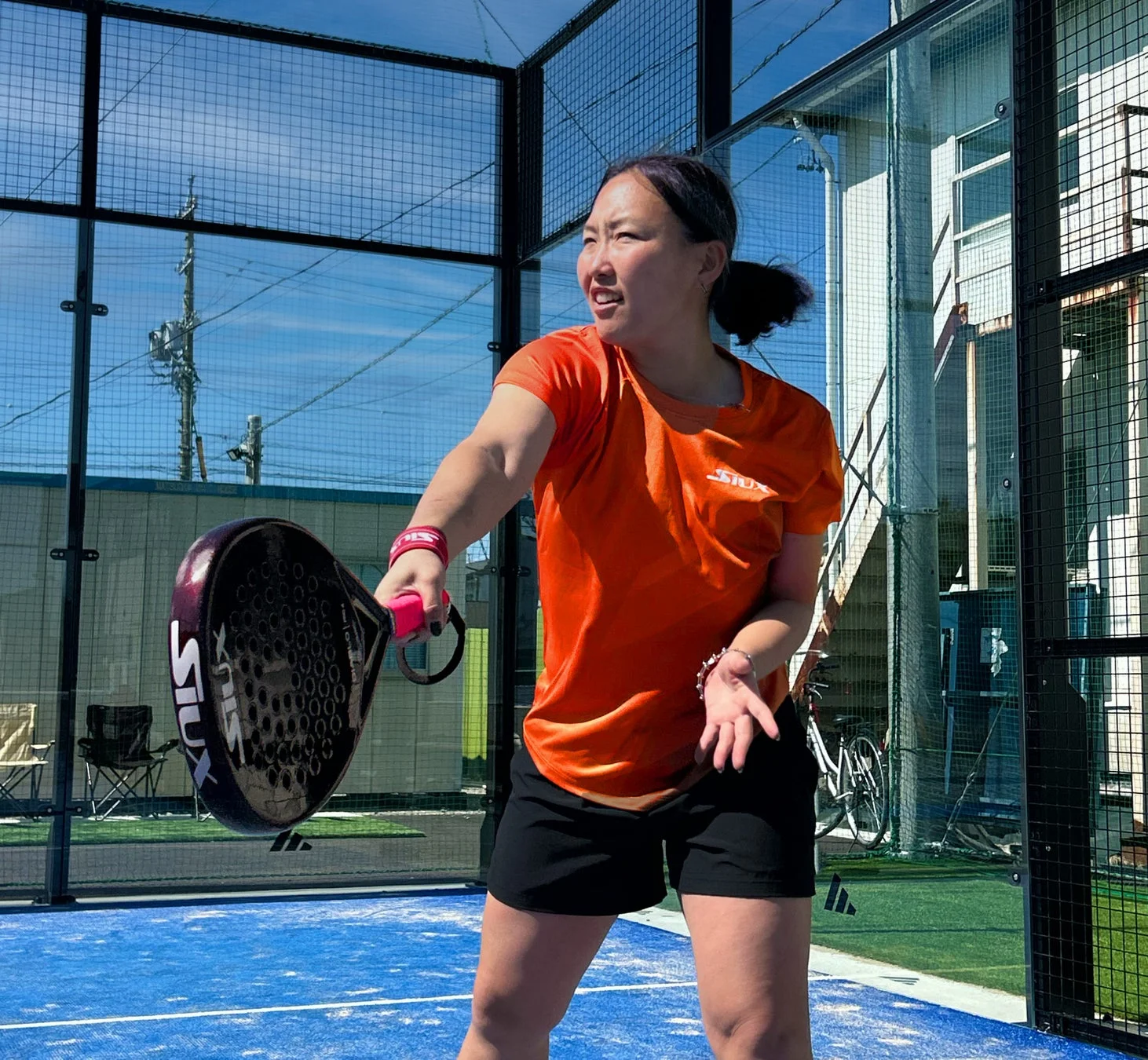 パデルコートでプレイする女性