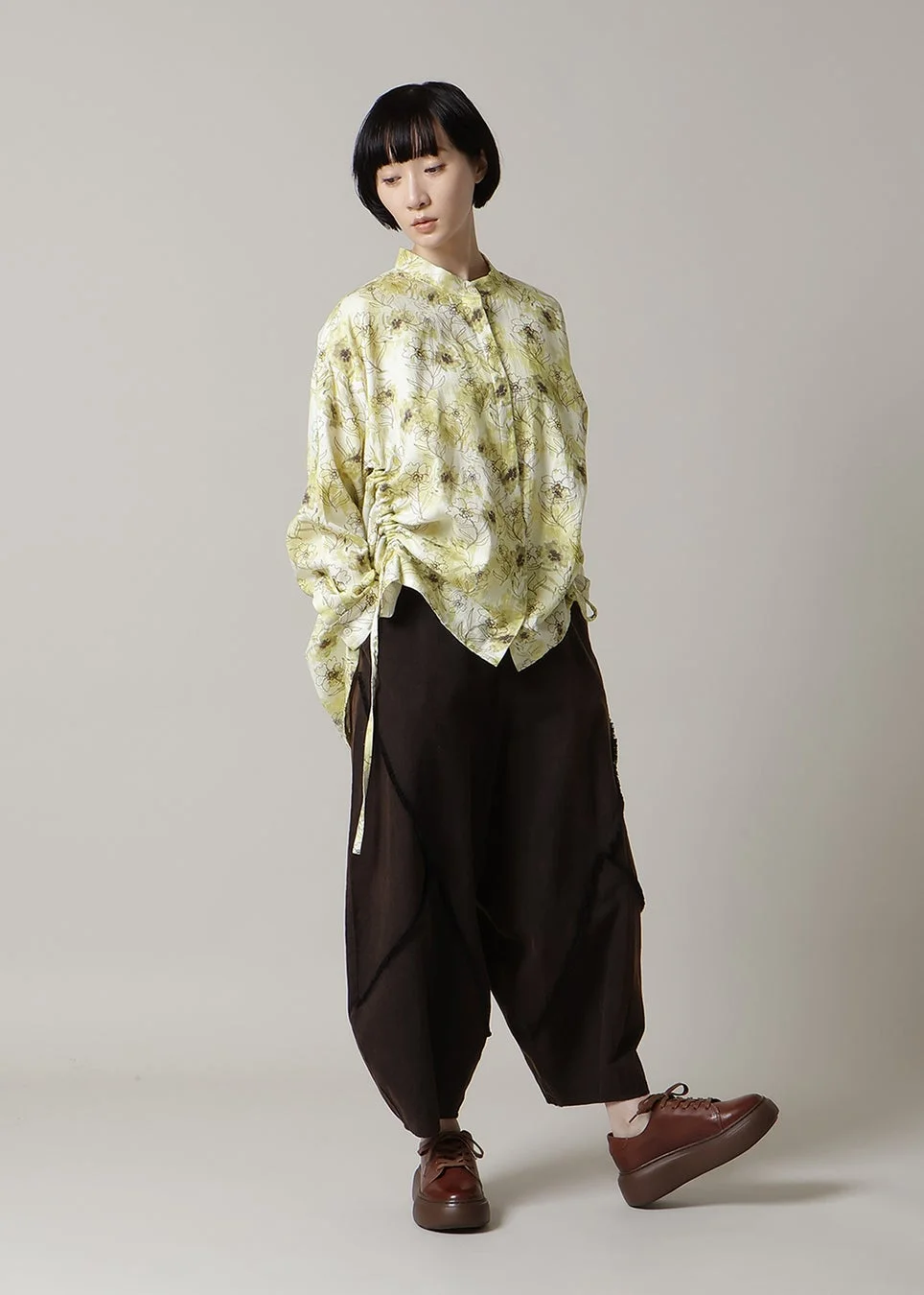 アースブラウン着用女性モデル