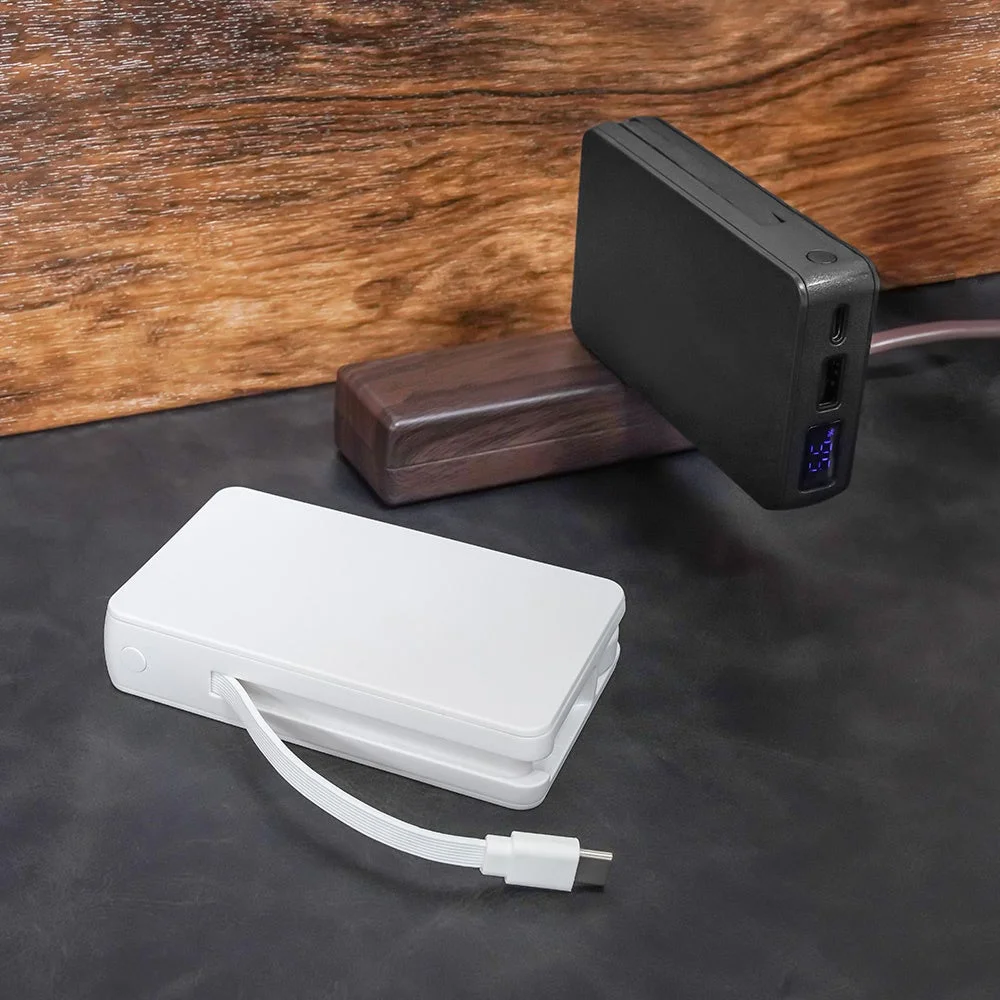 黒と白のモバイルバッテリー、デジタル表示で残量を示す