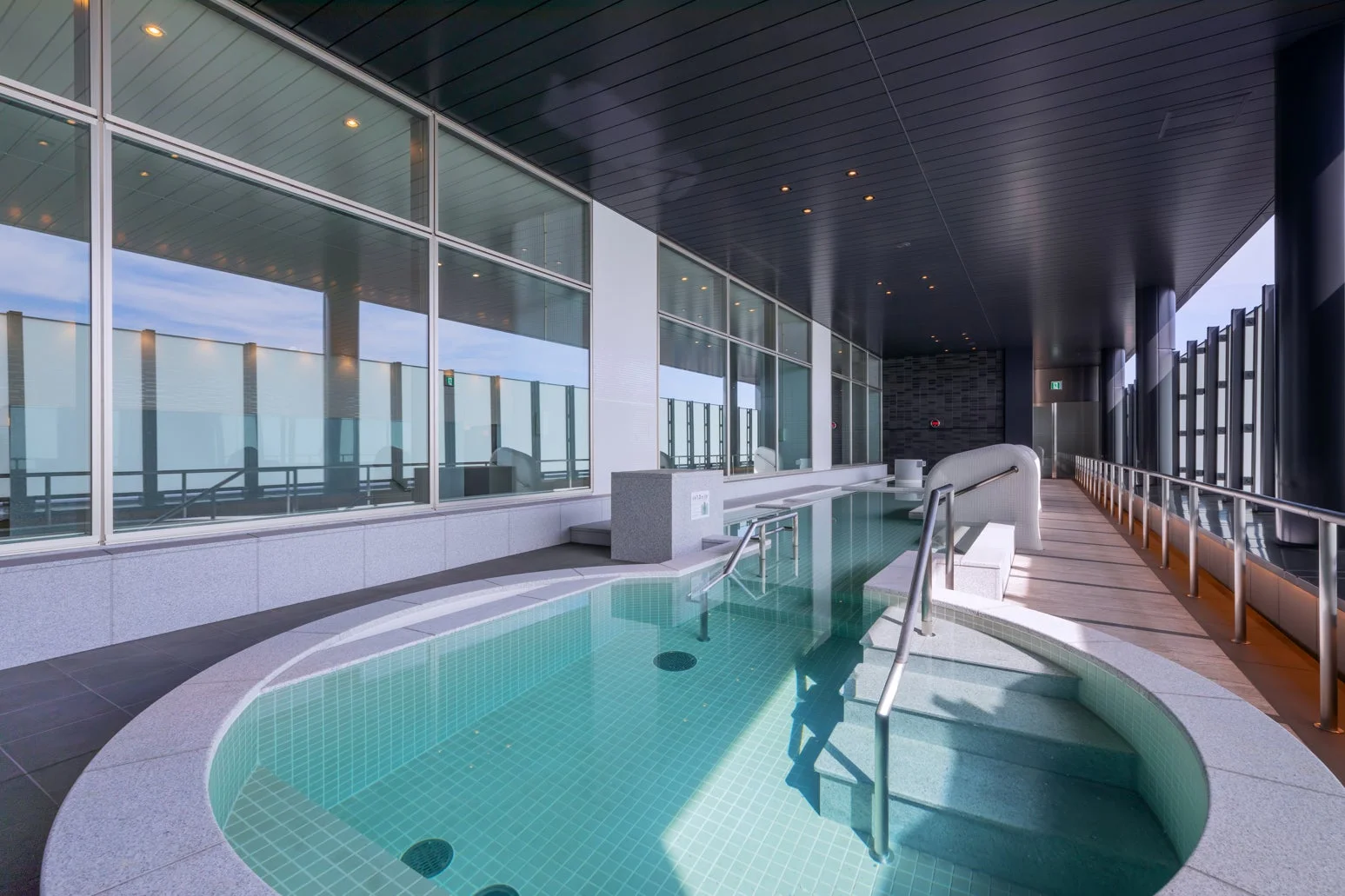 広々とした屋内スパ