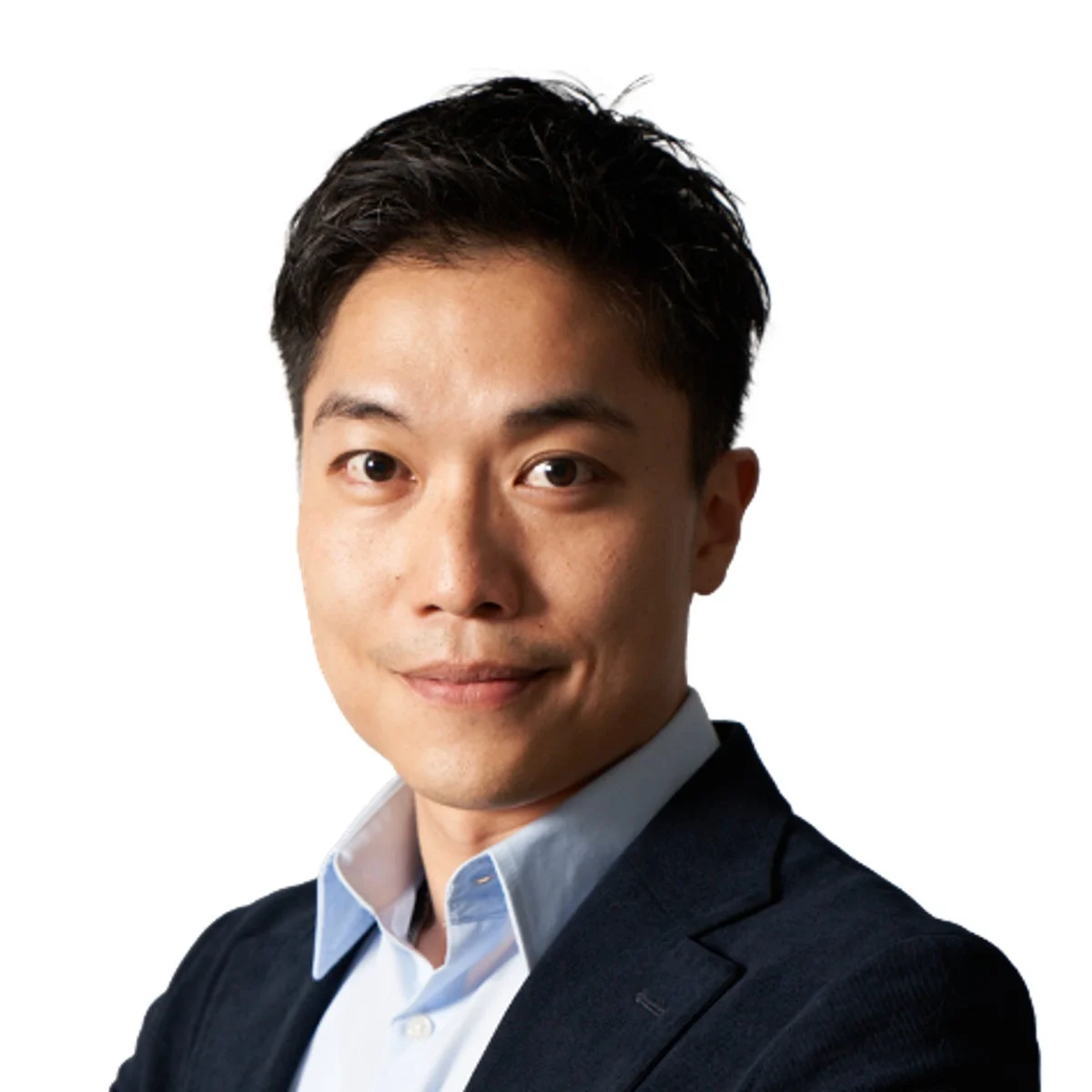 白い背景を背に、ダークスーツと水色のシャツを着たアジア人男性のポートレートです。男性は軽く微笑んでカメラを見ており、清潔感のあるビジネスシーンに適した印象を与えます。